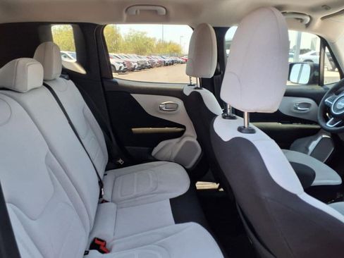 Used 2019 Jeep Renegade Latitude FWD image 20