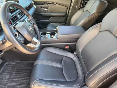 Used 2025 Honda Pilot Touring image 13