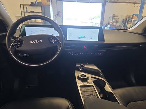 Used 2022 Kia EV6 Light RWD image 4
