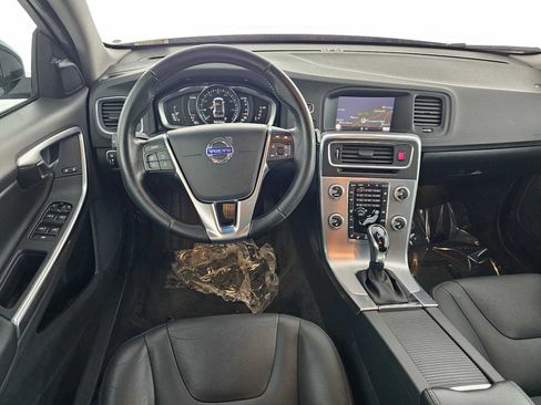 Used 2018 Volvo V60 T5 Cross Country w/ Convenience Package image 18