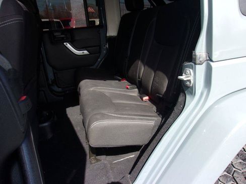 Used 2015 Jeep Wrangler Unlimited Sahara AWD/4WD image 13