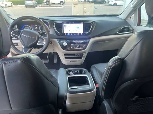 Used 2024 Chrysler Pacifica Touring-L FWD image 11