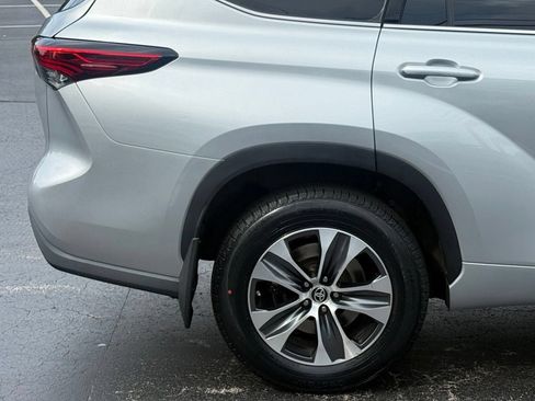 Used 2022 Toyota Highlander XLE AWD/4WD image 8