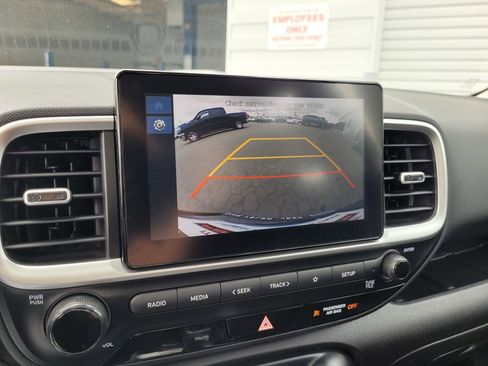 Used 2025 Hyundai Venue SEL FWD image 17