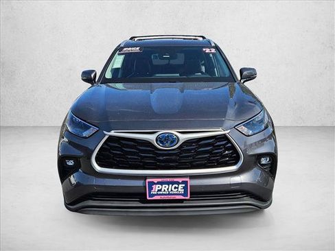 Used 2022 Toyota Highlander XLE FWD image 2