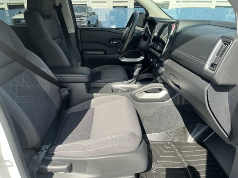 Used 2025 Nissan Frontier SV w/ SV Convenience Package image 18