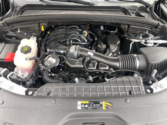Used 2025 Jeep Grand Cherokee Altitude AWD/4WD image 24