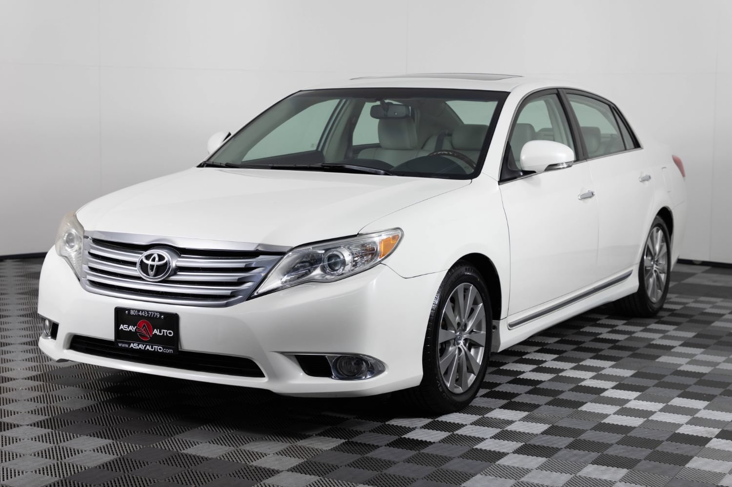Used 2011 Toyota Avalon Limited FWD image 2