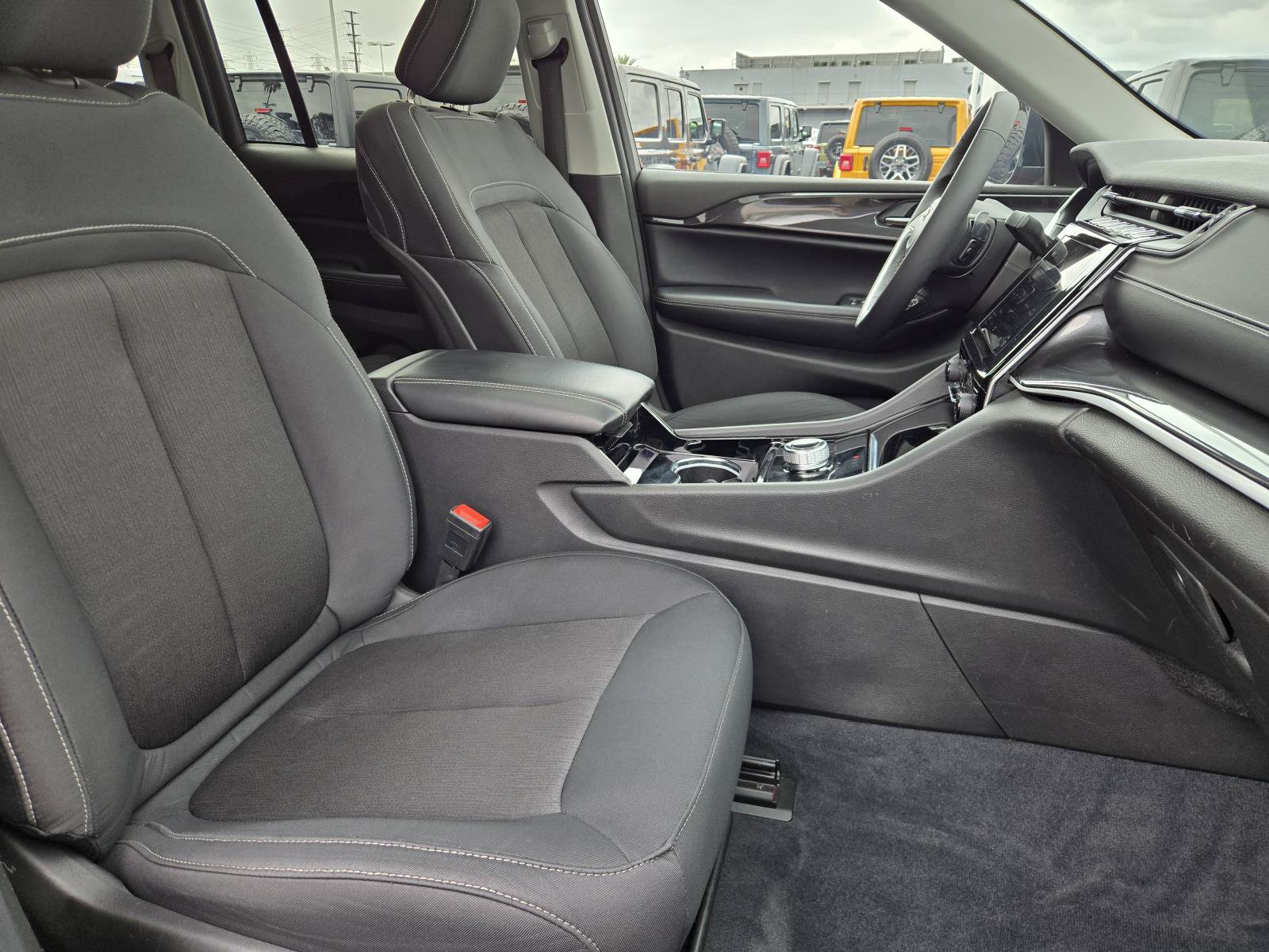 Used 2023 Jeep Grand Cherokee Laredo RWD image 31