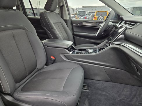 Used 2023 Jeep Grand Cherokee Laredo RWD image 31