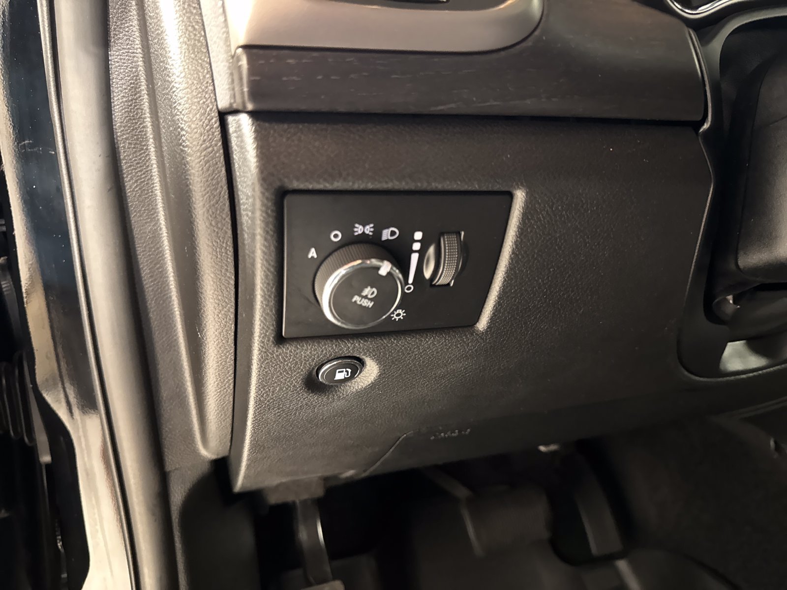 Used 2018 Jeep Grand Cherokee Altitude AWD/4WD image 13