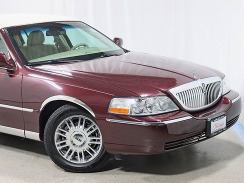 Used 2010 Lincoln Town Car Signature Limited RWD image 2