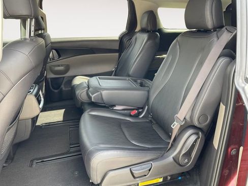 Used 2025 Kia Carnival FWD image 13