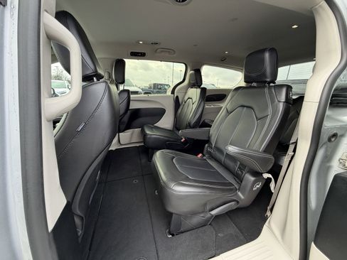 Used 2024 Chrysler Pacifica Touring-L image 11