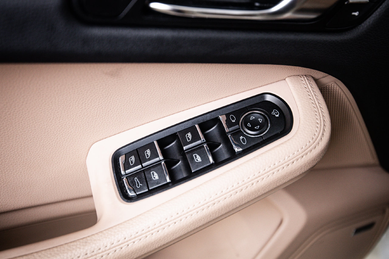 Certified 2024 Porsche Macan AWD/4WD image 22