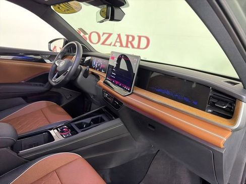 Used 2025 Volkswagen Tiguan SEL R-Line AWD/4WD image 17