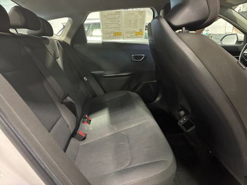 Used 2025 Kia K4 LXS image 39