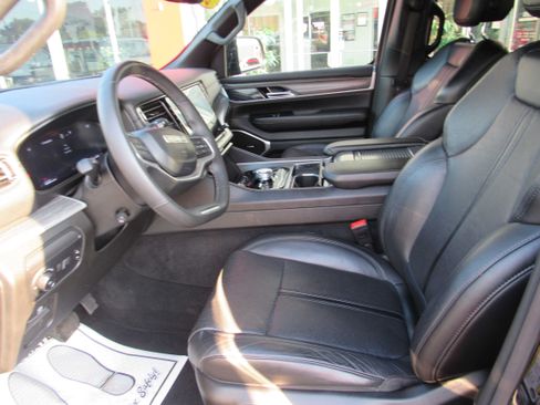 Used 2024 Jeep Wagoneer L Series II w/ Flexible Seating Group AWD/4WD image 9