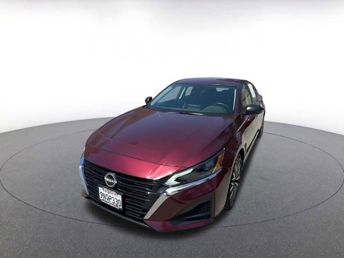 Used 2025 Nissan Altima 2.5 SV FWD image 7