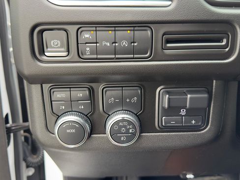 Used 2024 GMC Yukon SLE w/ Max Trailering Package image 19