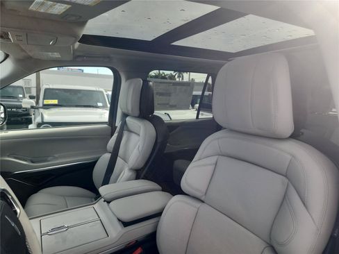 New 2026 Lincoln Navigator Reserve AWD/4WD image 14