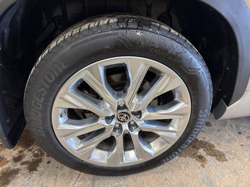 Used 2023 Toyota Highlander Limited image 14