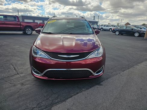 Used 2017 Chrysler Pacifica Touring-L image 2