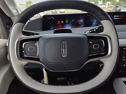 New 2026 Lincoln Navigator Premiere AWD/4WD image 19