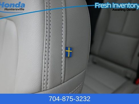 Used 2025 Volvo XC40 B5 Plus AWD/4WD image 21