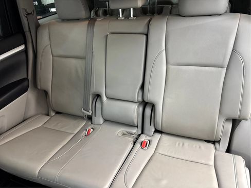 Used 2019 Toyota Highlander XLE AWD/4WD image 20