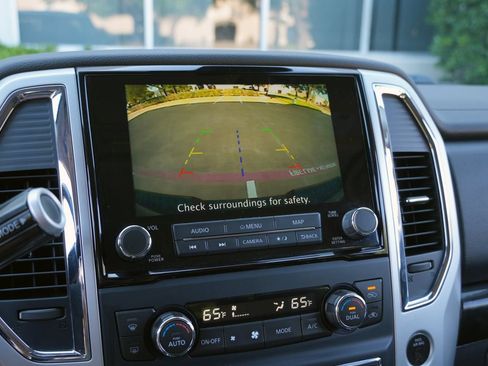 Used 2021 Nissan Titan SV w/ SV Convenience Package RWD image 9