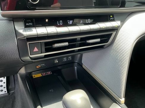 Used 2025 Toyota Camry SE w/ Convenience Package FWD image 22