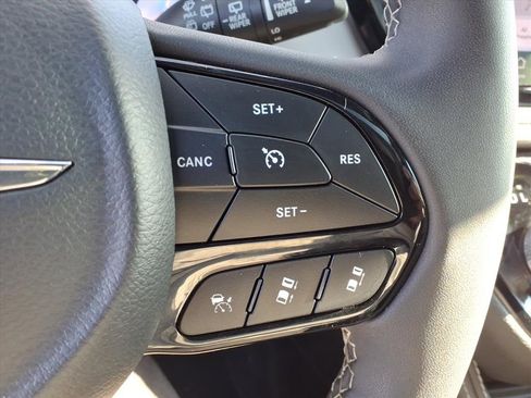 Used 2024 Chrysler Pacifica Premium image 20