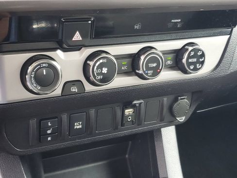 Used 2017 Toyota Tacoma SR5 AWD/4WD image 19