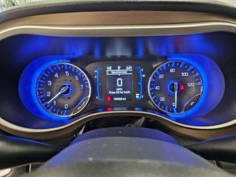 Used 2017 Chrysler Pacifica Touring-L FWD image 13