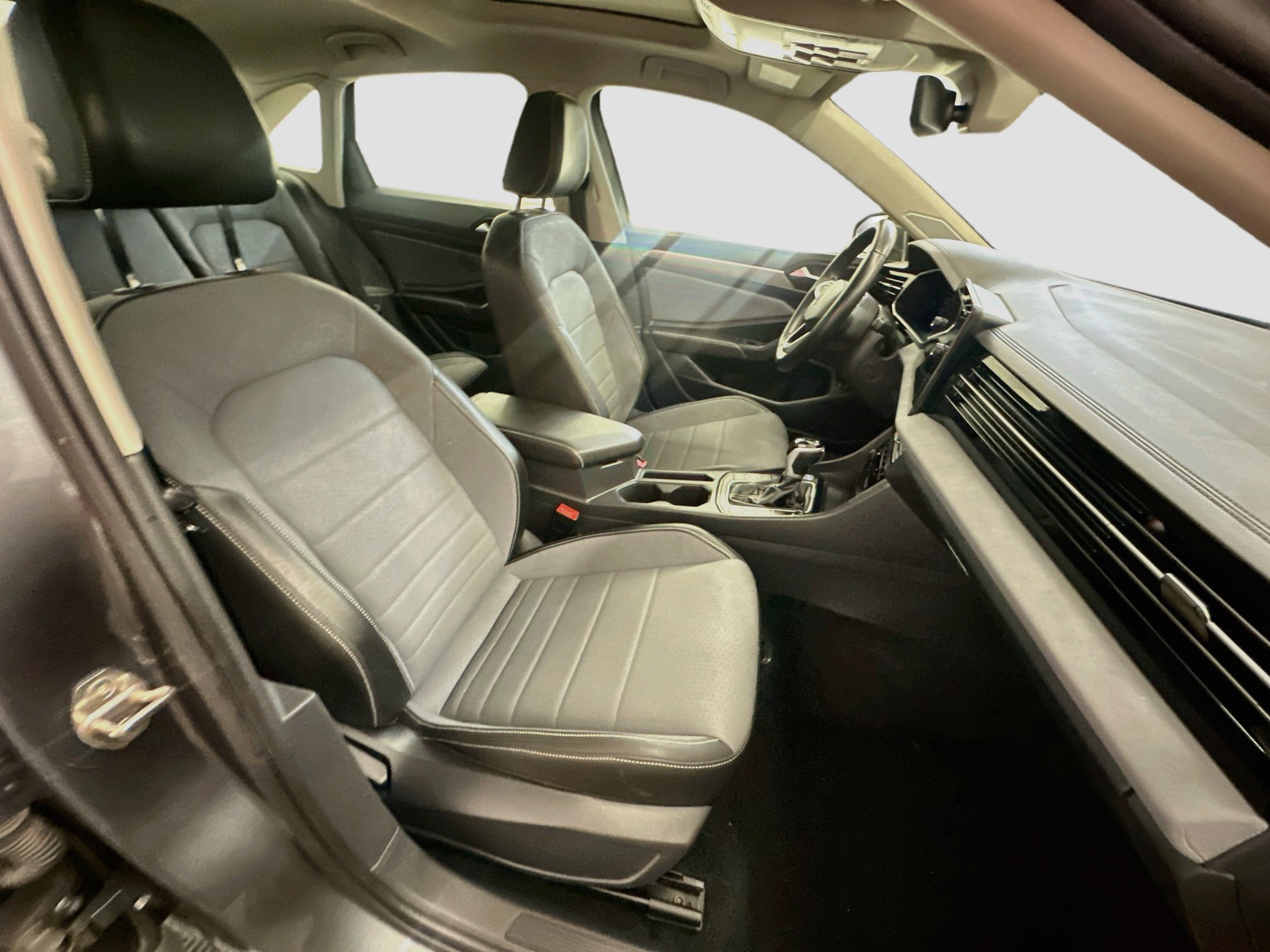 Used 2025 Volkswagen Jetta SE FWD image 33