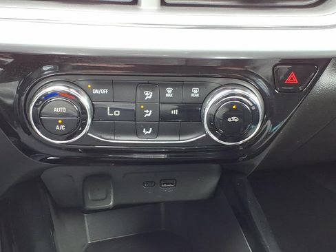 Used 2025 Chevrolet Trax LT FWD image 18