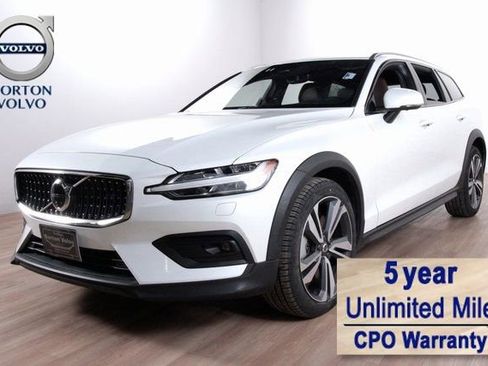 Certified 2025 Volvo V60 B5 Cross Country Plus image 1