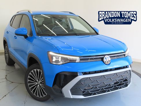 New 2026 Volkswagen Taos SE FWD image 1