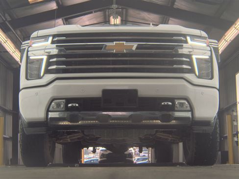 Used 2022 Chevrolet Silverado 2500 High Country w/ Safety Package II image 3