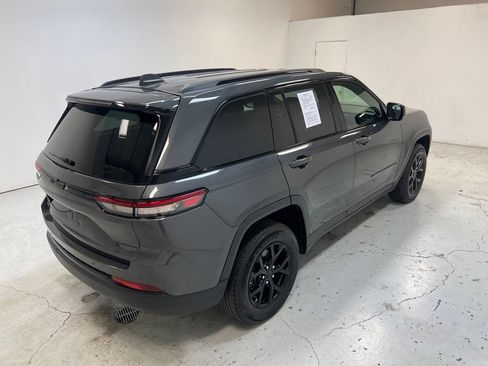 Used 2025 Jeep Grand Cherokee Altitude AWD/4WD image 3