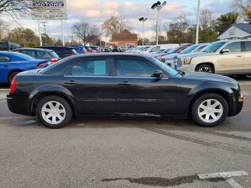 Used 2005 Chrysler 300 Touring image 3