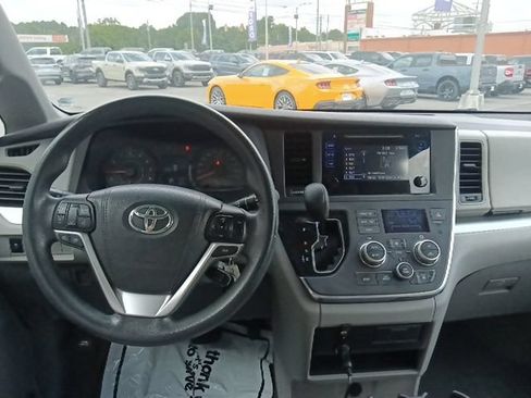 Used 2015 Toyota Sienna L FWD image 25
