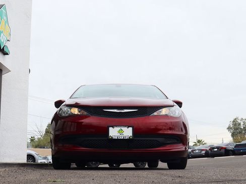 Used 2022 Chrysler Voyager LX image 17