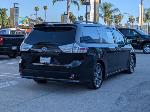 Used 2017 Toyota Sienna SE FWD image 5