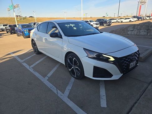 Used 2024 Nissan Altima 2.5 SR image 2