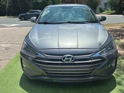 Used 2019 Hyundai Elantra SE FWD image 2