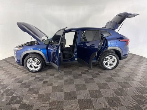 Used 2024 Chevrolet Trax LS w/ LS Convenience Package FWD image 9