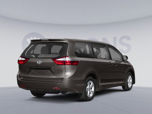 Used 2019 Toyota Sienna XLE w/ XLE Navigation Package image 2