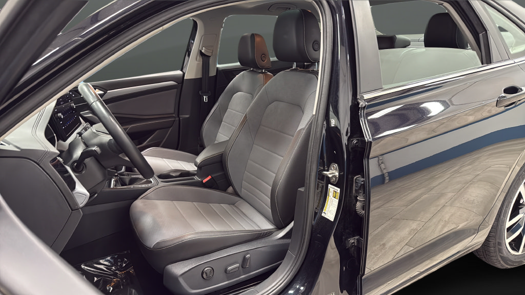 Used 2025 Volkswagen Jetta SE FWD image 9
